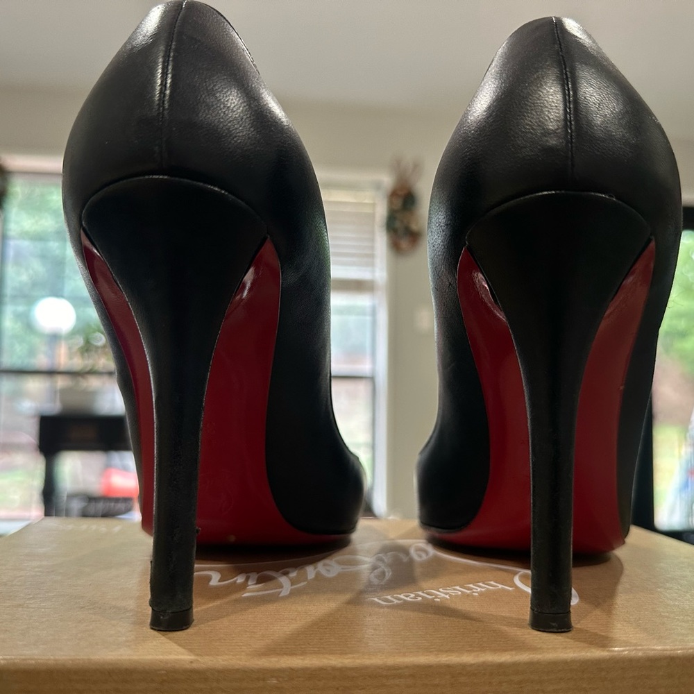 Classic black Louboutin Pump